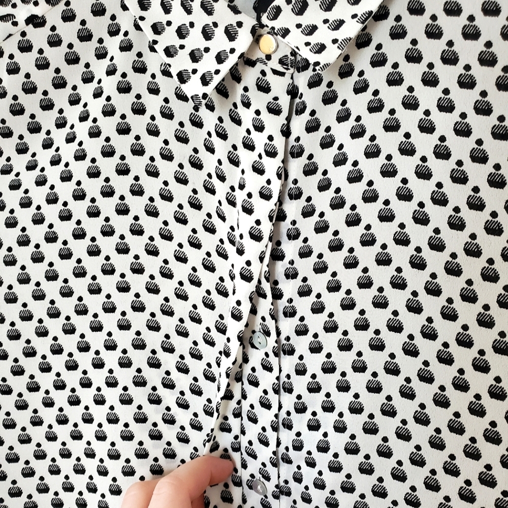 H&M Short Sleeved Button Up White & Black Retro Patterned Flowy Blouse (Size 2) - Picture 4 of 9